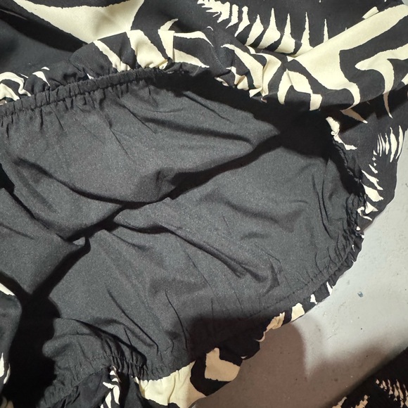 Stylish Black and White Women's Jumpsuit - Picture 4 of 9